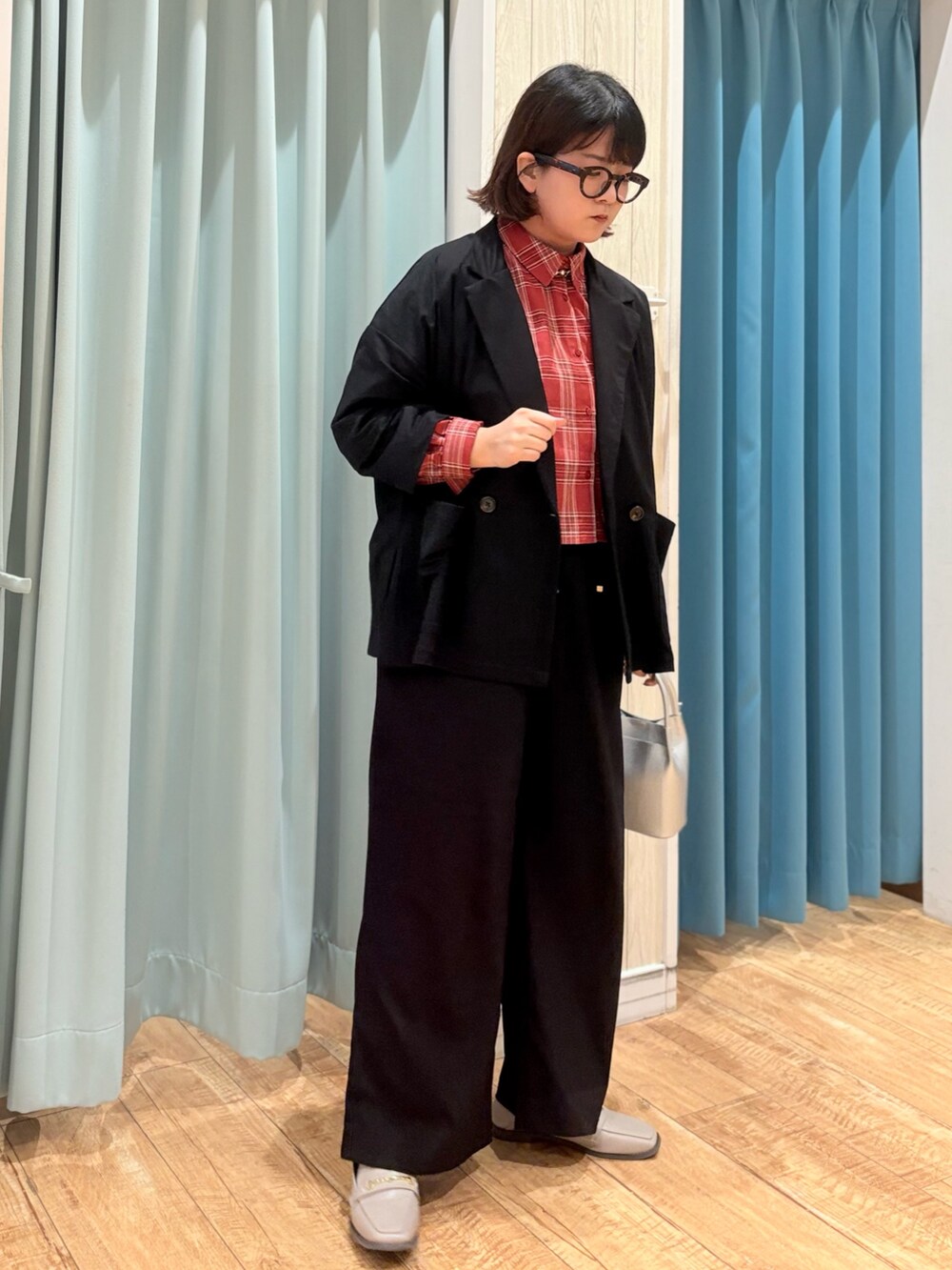 レッド系のシャツ/ブラウス、ブラック系のテーラードジャケット、ブラック系のその他パンツを着用したレディースの秋コーディネートの2枚目の写真