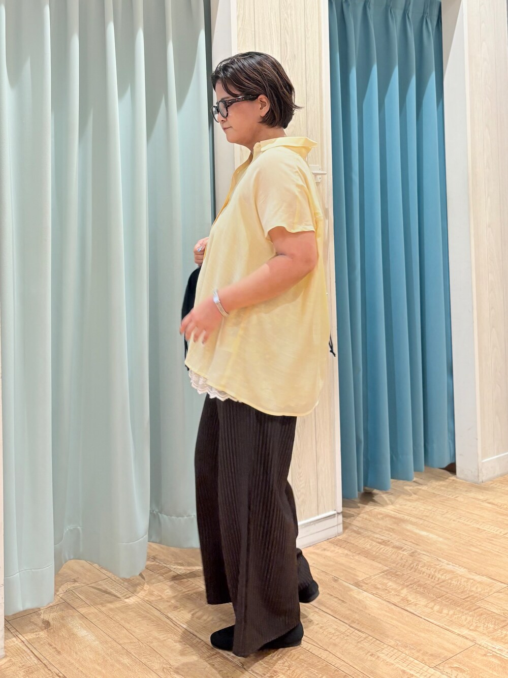 イエロー系のシャツ/ブラウス、グレー系のその他トップス、ブラウン系のその他パンツを着用したレディースの夏コーディネートの2枚目の写真