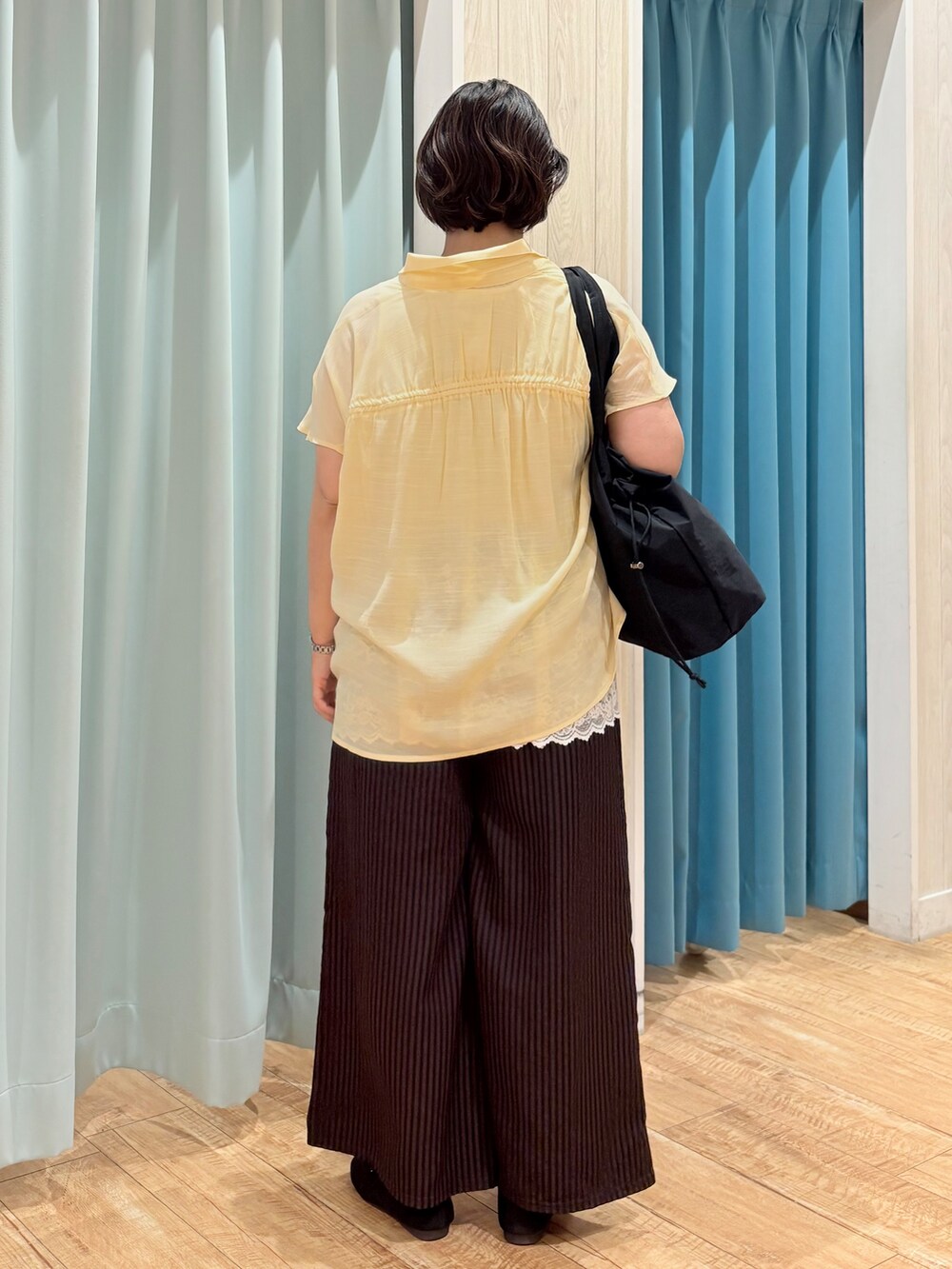 イエロー系のシャツ/ブラウス、グレー系のその他トップス、ブラウン系のその他パンツを着用したレディースの夏コーディネートの3枚目の写真
