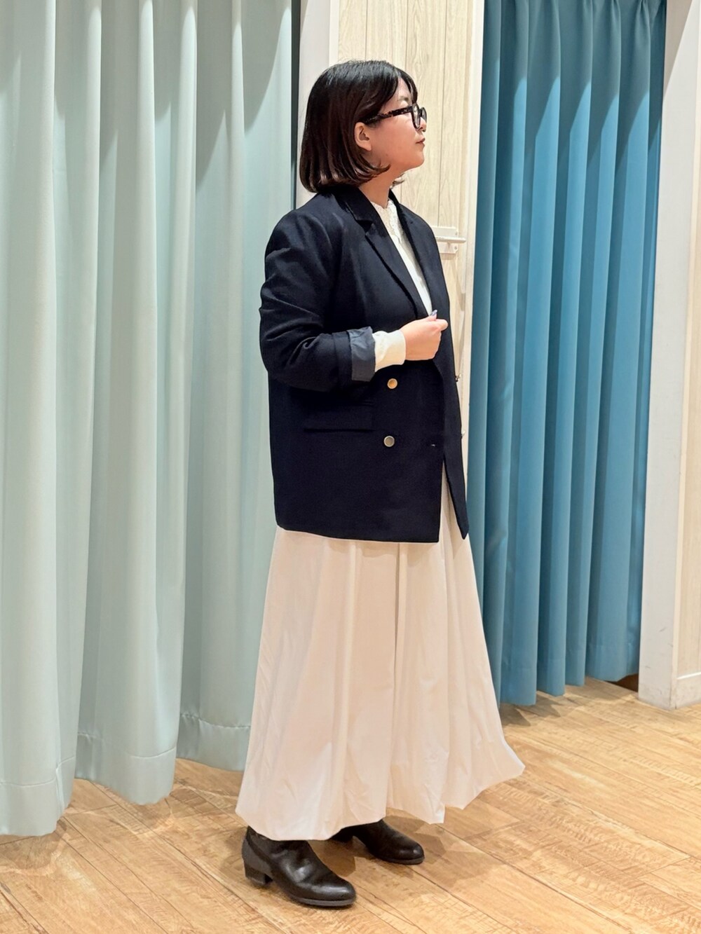 ブルー系のテーラードジャケット、ホワイト系のニット/セーターを着用したレディースの秋コーディネートの3枚目の写真