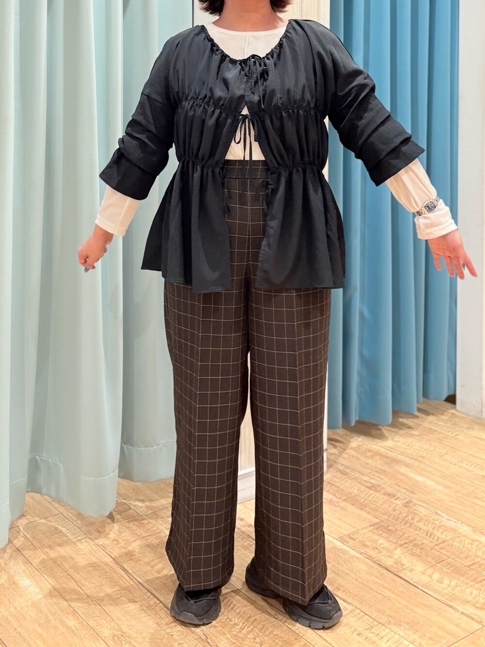 ブラック系のシャツ/ブラウス、ベージュ系のTシャツ/カットソー、ブラウン系のその他パンツを着用したレディースの秋コーディネートの4枚目の写真