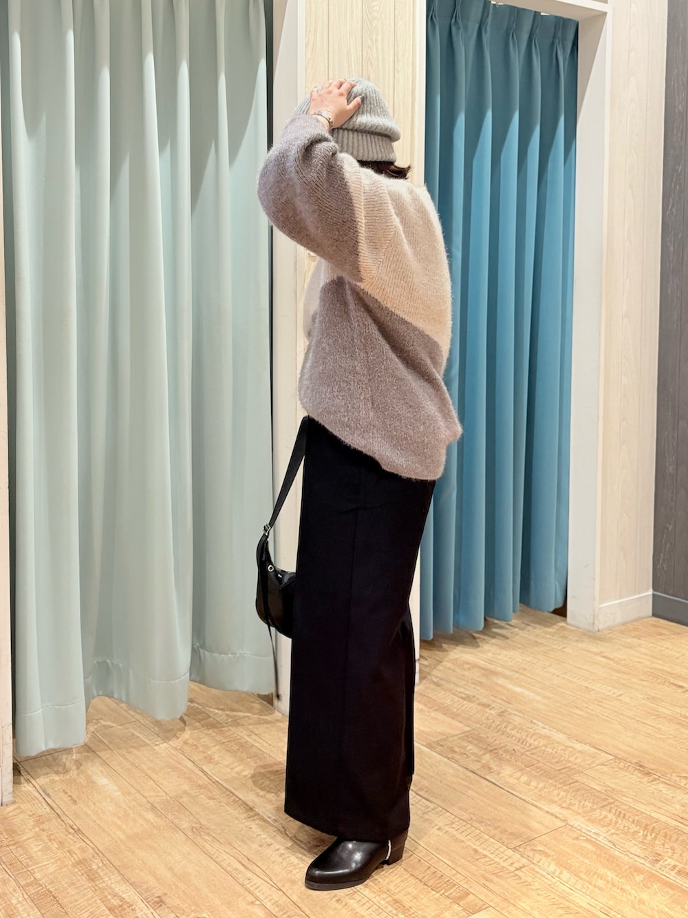 ベージュ系のニット/セーター、ブラック系のショルダーバッグ、ブラック系のその他パンツを着用したレディースの秋コーディネートの3枚目の写真