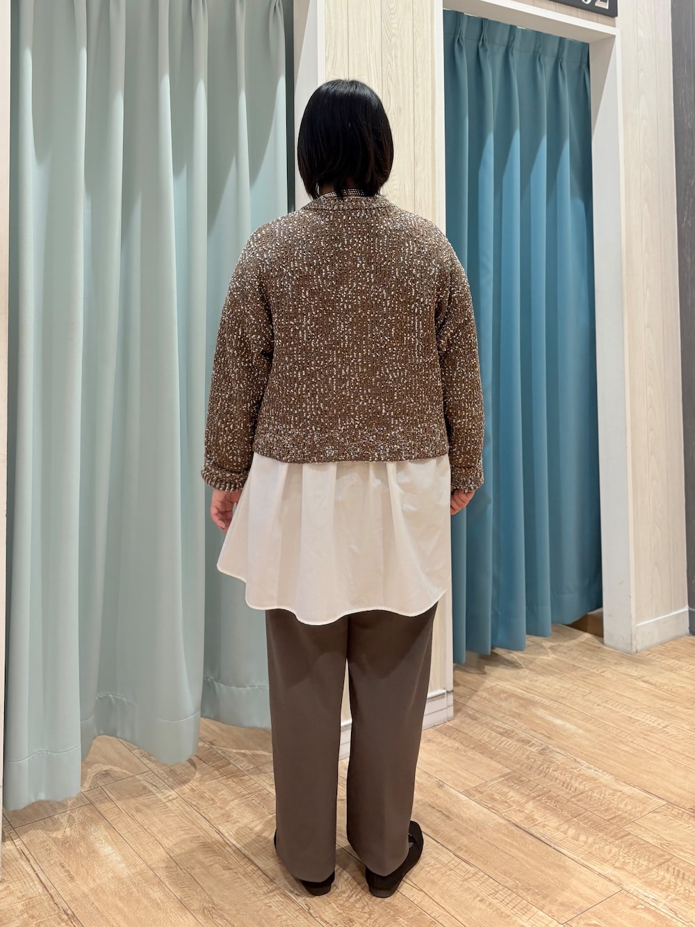 ブラウン系のカーディガン/ボレロ、ホワイト系のチュニック、ブラウン系のその他パンツを着用したレディースの春コーディネートの3枚目の写真