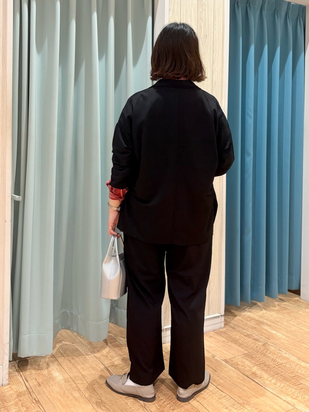 レッド系のシャツ/ブラウス、ブラック系のテーラードジャケット、ブラック系のその他パンツを着用したレディースの秋コーディネートの4枚目の写真