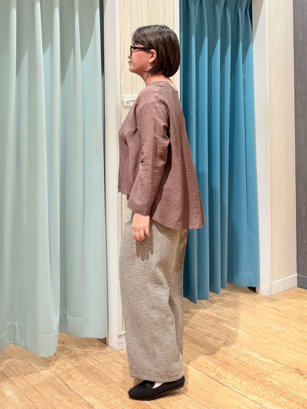 ブラウン系のカーディガン/ボレロ、ブラウン系のタンクトップ、ブラウン系のその他パンツを着用したレディースの夏コーディネートの5枚目の写真