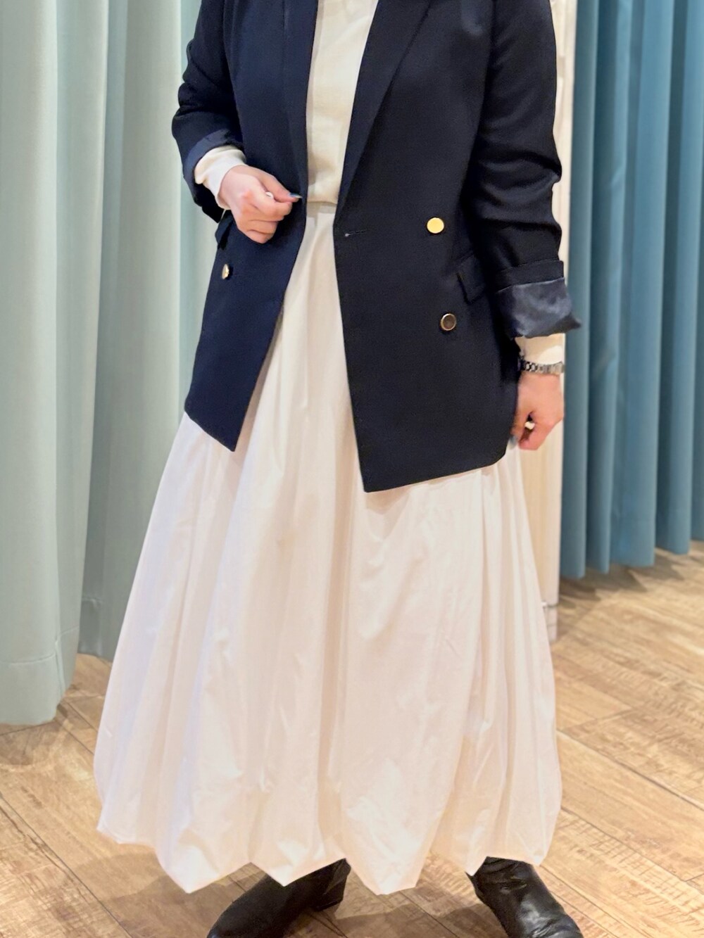 ブルー系のテーラードジャケット、ホワイト系のニット/セーターを着用したレディースの秋コーディネートの7枚目の写真