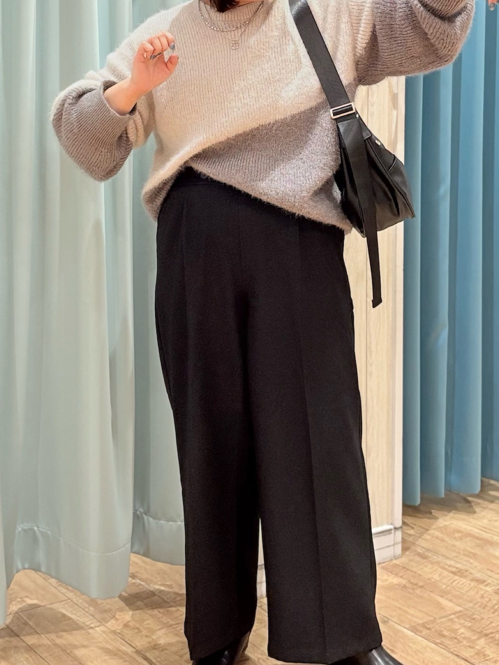 ベージュ系のニット/セーター、ブラック系のショルダーバッグ、ブラック系のその他パンツを着用したレディースの秋コーディネートの6枚目の写真