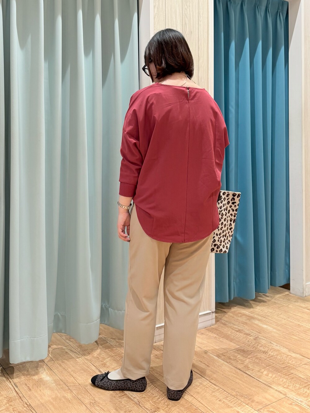 レッド系のシャツ/ブラウス、ベージュ系のその他パンツ、ブラウン系のトートバッグを着用したレディースの秋コーディネートの4枚目の写真