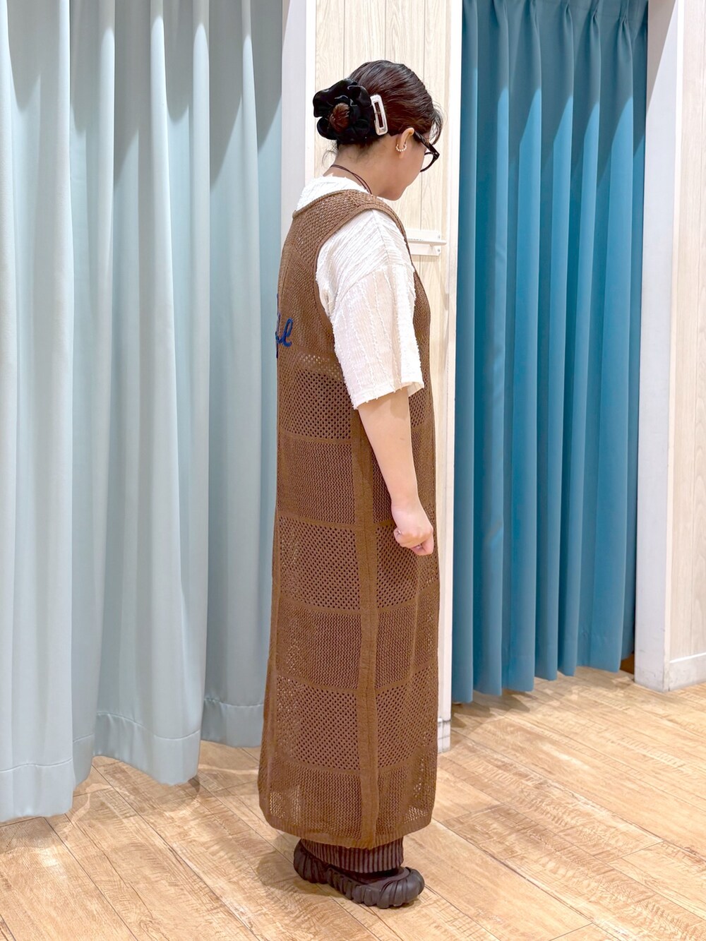 「65kg、ぽっちゃりコーデ、ぽっちゃりスタッフ、着痩せ・細見え、着痩せコーデ、体型カバー、骨格ストレート、夏コーデ、プチプラ、お出かけコーデ、大人かわいい、レイヤードスタイル、オトナカジュアル、夏服、着回しコーデ」｜「Cutie Blondeの【前後2WAY】リネンライクブークレ パッチワーク風ニットワンピース（ワンピース、ブラウン系）」を使った、砂糖さん（骨格ストレート・レディース・161cm）の夏コーディネートの3枚目の写真