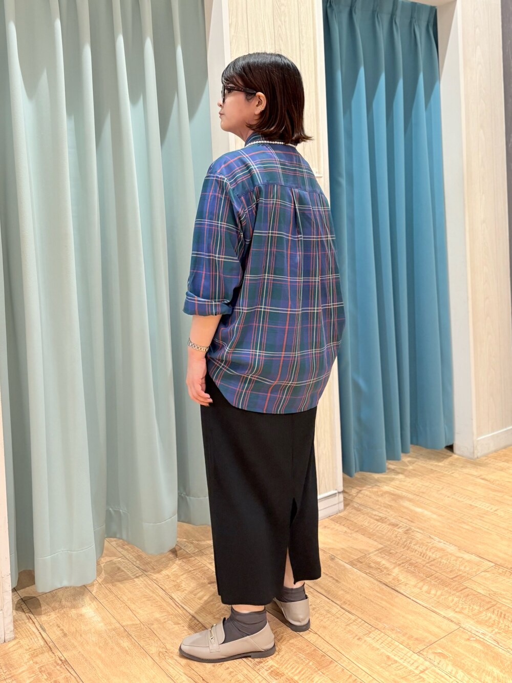 グリーン系のシャツ/ブラウス、ブラック系のスカート、その他のショルダーバッグを着用したレディースの秋コーディネートの3枚目の写真