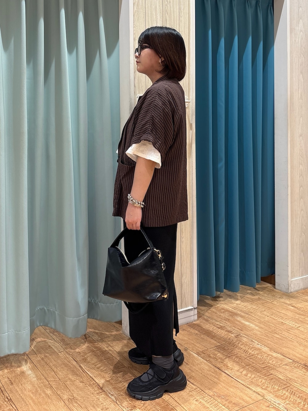 「秋服準備はじめました、お出かけコーデ、プチプラ、秋コーデ、ジャケット、メガネ女子、きれいめカジュアル、ブラウン、ショルダーバッグ、大人女子、シンプルスタイル、大人カジュアルコーデ、キレイめカジュアル、オトナ女子、大人かわいい」｜「SHOO・LA・RUEのボールチェーンネックレス（ネックレス、ブラック系）」を使った、砂糖さん（レディース・161cm）の秋コーディネートの3枚目の写真