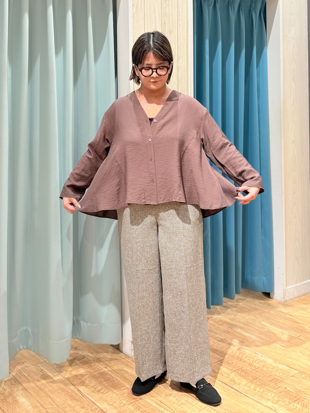 ブラウン系のカーディガン/ボレロ、ブラウン系のタンクトップ、ブラウン系のその他パンツを着用したレディースの夏コーディネートの4枚目の写真