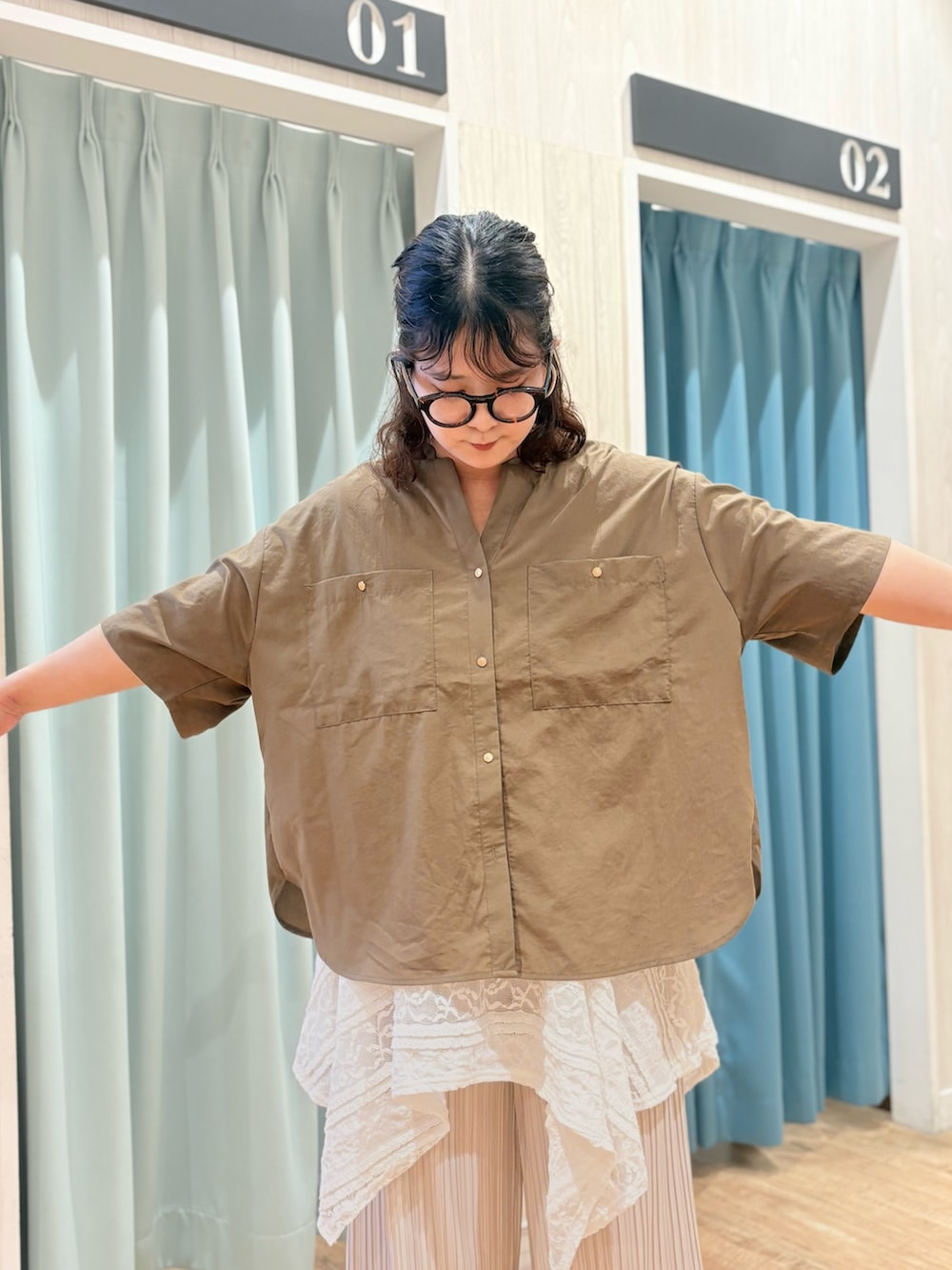 「レイヤードスタイル、ブラウン、着こなしのちょこっとテク、プチプラ、お出かけコーデ、ビスチェ、休日スタイル、シャツスタイル、メガネ女子、スニーカー、オトナカジュアル、大人かわいい、着回しコーデ、パンツコーデ、レイヤード」｜「DRESKIPの【S-LL】大人っぽく着こなせる ビックポケット Vネックシャツ（シャツ/ブラウス、グリーン系）」を使った、砂糖さん（骨格ストレート・レディース・161cm）の夏コーディネートの3枚目の写真