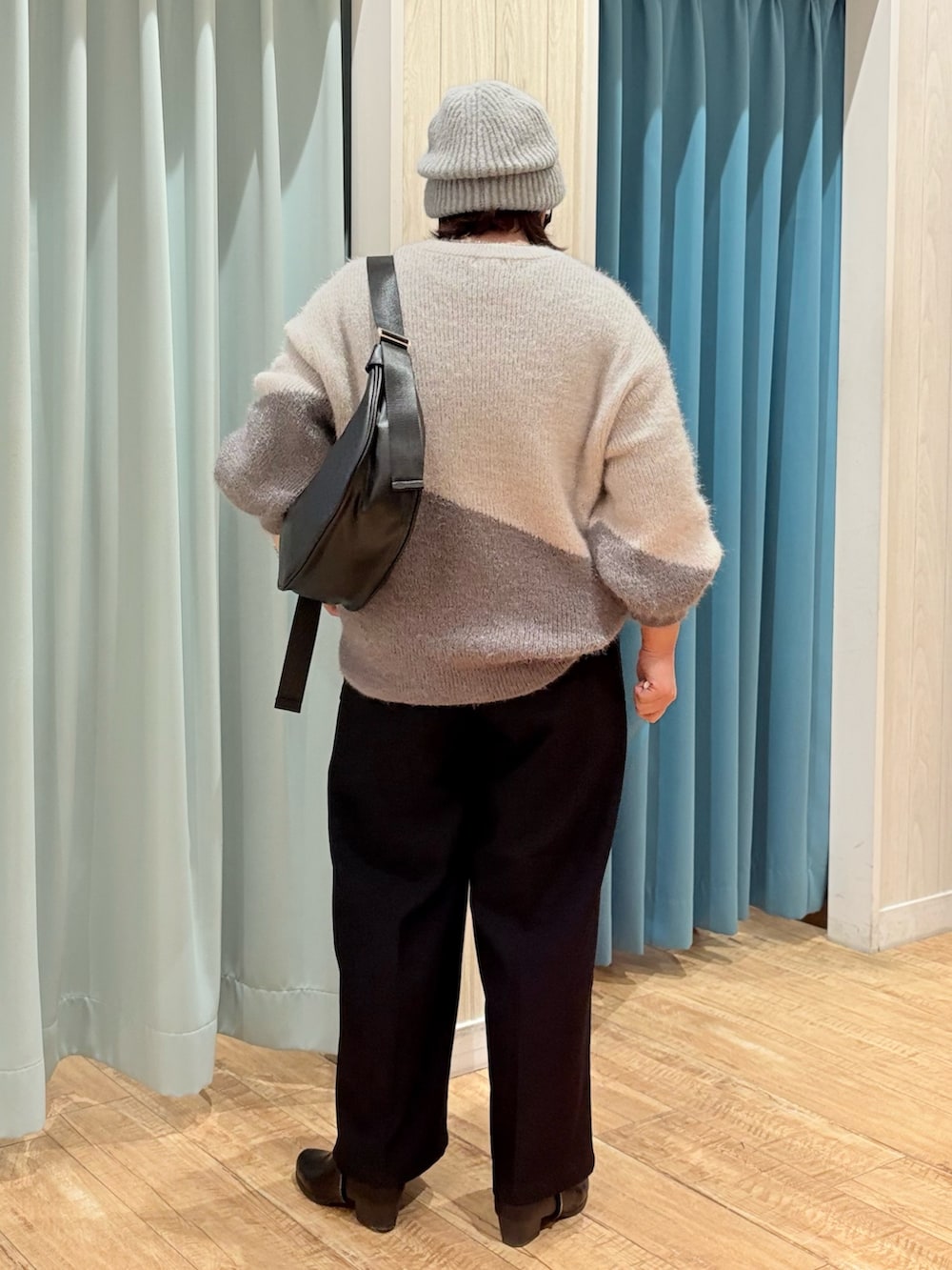 ベージュ系のニット/セーター、ブラック系のショルダーバッグ、ブラック系のその他パンツを着用したレディースの秋コーディネートの5枚目の写真