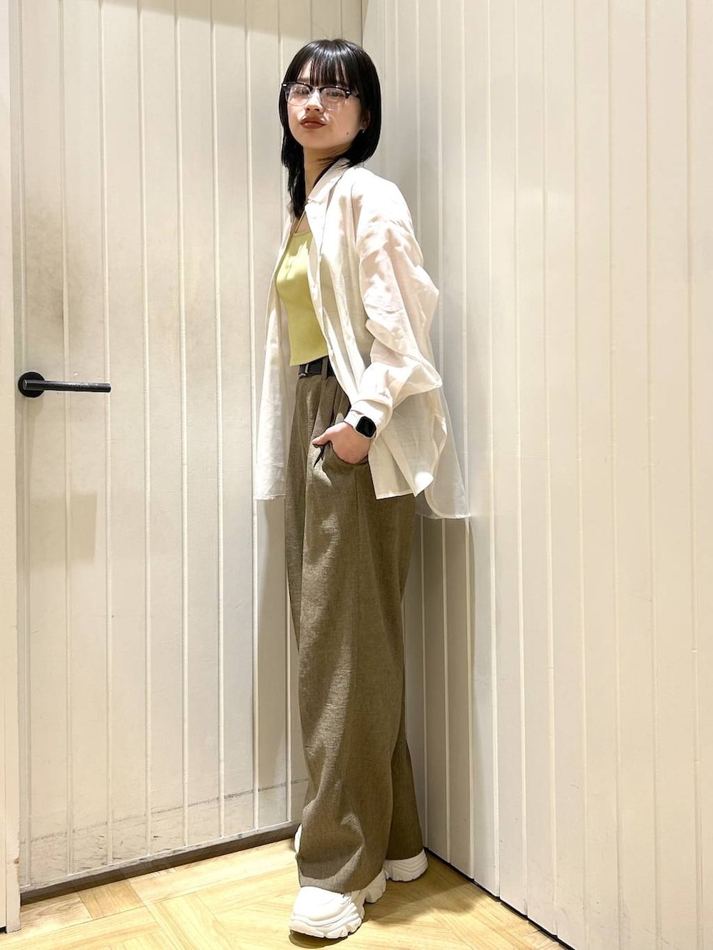 「高身長、ベーシック/シンプル、カジュアル、ローリーズスタイル_LOWRYS FARM、大人女子カジュアル_LOWRYS FARM、キッズ服、シンプルコーデ、大人カジュアル、シアートップス、ワイドパンツ、セットアップ、メガネ、スニーカー、新作、春コーデ」|「LOWRYS FARMのシアーシャツLS* 231459(シャツ/ブラウス、ホワイト系)」を使った、usuさん(レディース・165cm)の春コーディネートの2枚目の写真