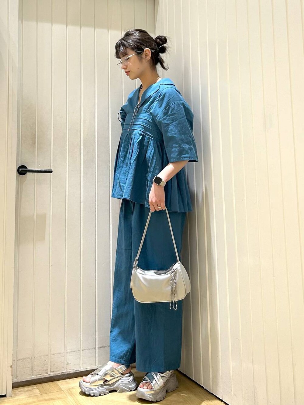 「高身長、ベーシック/シンプル、カジュアル、ローリーズスタイル_LOWRYS FARM、大人女子カジュアル_LOWRYS FARM、キッズ服、シンプルコーデ、大人カジュアル、セットアップ、シャツ、ワイドパンツ、サンダル、新作」｜「LOWRYS FARMのノルマンディショートシャツ　 248288（シャツ/ブラウス、ブルー系）」を使った、usuさん（レディース・165cm）の春コーディネートの3枚目の写真