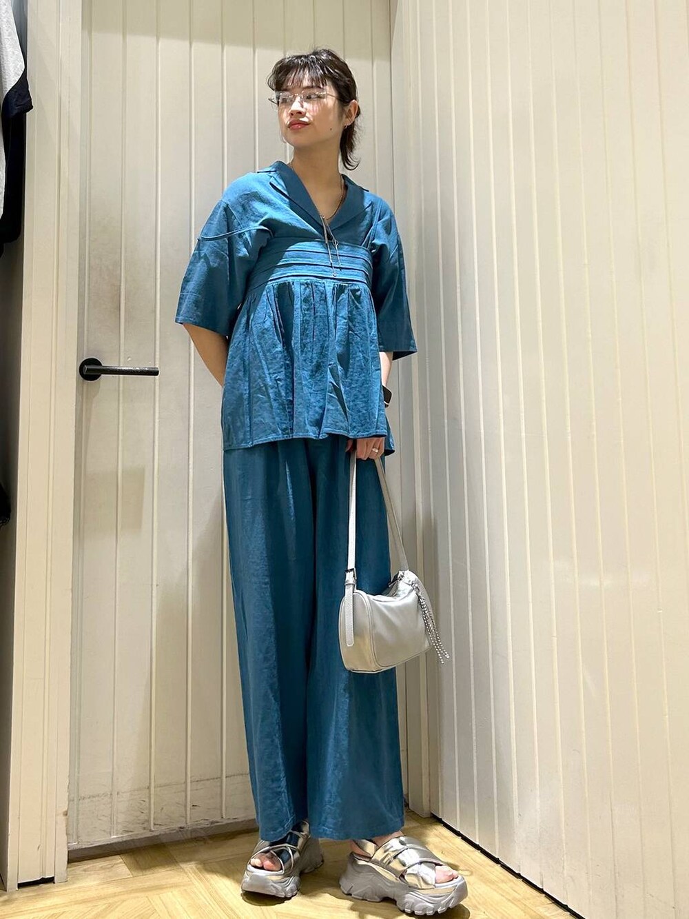 「高身長、ベーシック/シンプル、カジュアル、ローリーズスタイル_LOWRYS FARM、大人女子カジュアル_LOWRYS FARM、キッズ服、シンプルコーデ、大人カジュアル、セットアップ、シャツ、ワイドパンツ、サンダル、新作」｜「LOWRYS FARMのノルマンディショートシャツ　 248288（シャツ/ブラウス、ブルー系）」を使った、usuさん（レディース・165cm）の春コーディネートの2枚目の写真