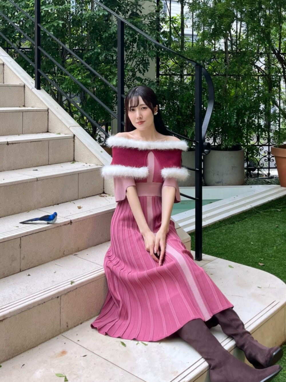 ブラウン系のブーツ、ピンク系のワンピースを着用したレディースの秋コーディネートの6枚目の写真