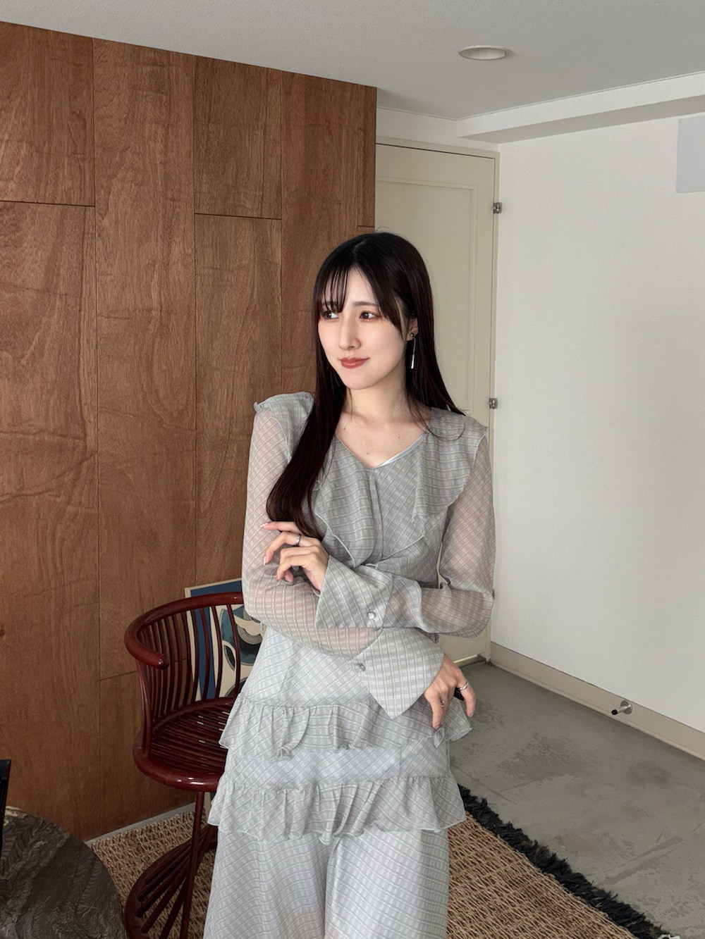 グレー系のワンピース、ブラック系のブーツを着用したレディースの冬コーディネートの4枚目の写真