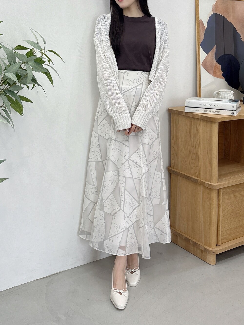 ホワイト系のカーディガン/ボレロ、ブラウン系のTシャツ/カットソー、ホワイト系のスカートを着用したレディースの夏コーディネートの2枚目の写真