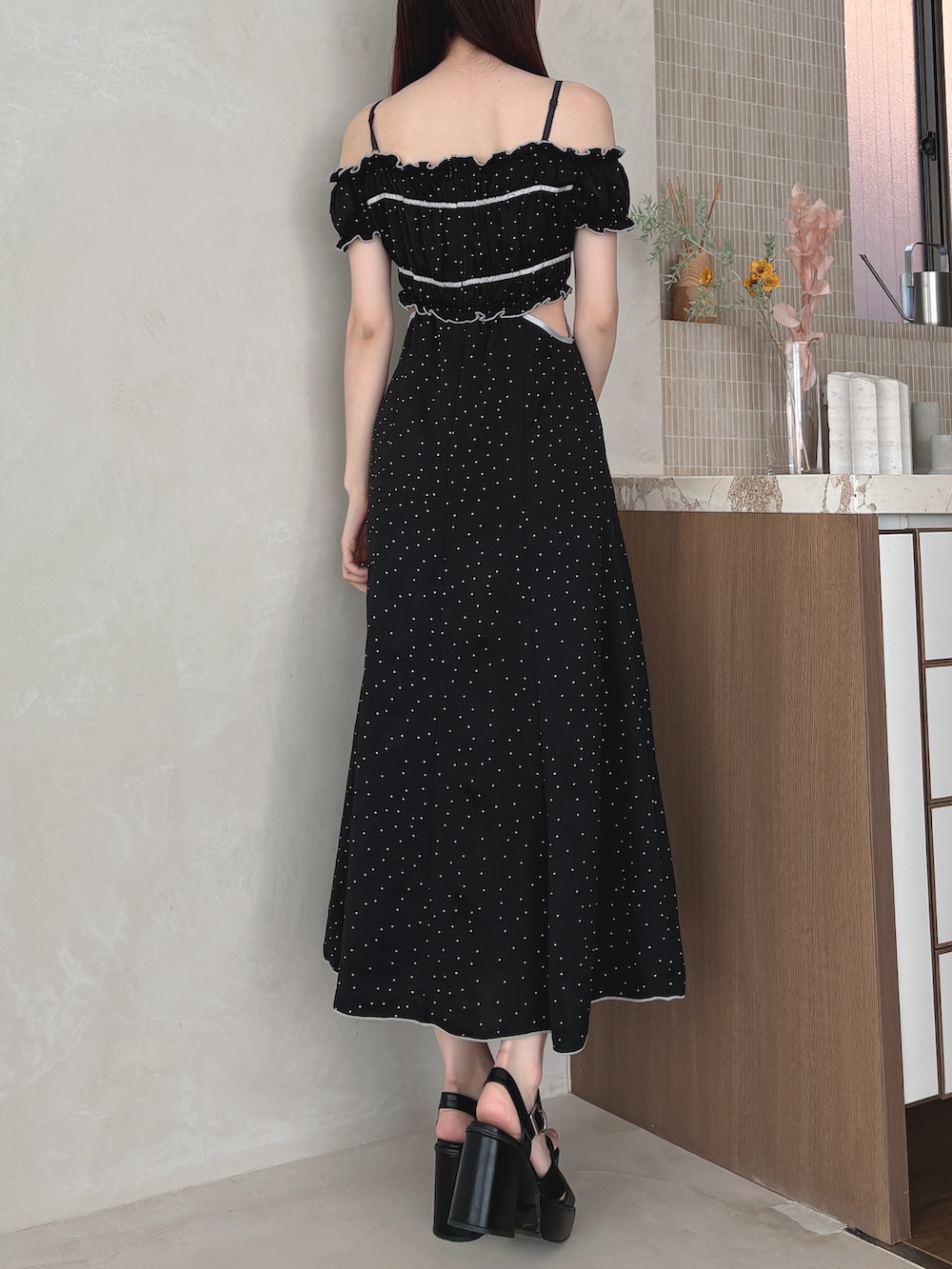 ブラック系のサンダル、ブラック系のワンピースを着用したレディースの春コーディネートの4枚目の写真