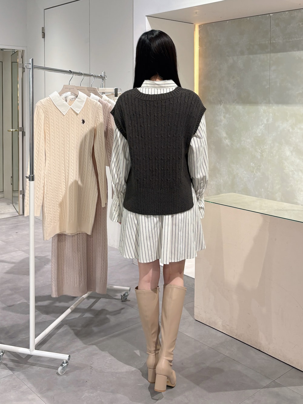 グレー系のワンピース、ベージュ系のブーツを着用したレディースの冬コーディネートの3枚目の写真