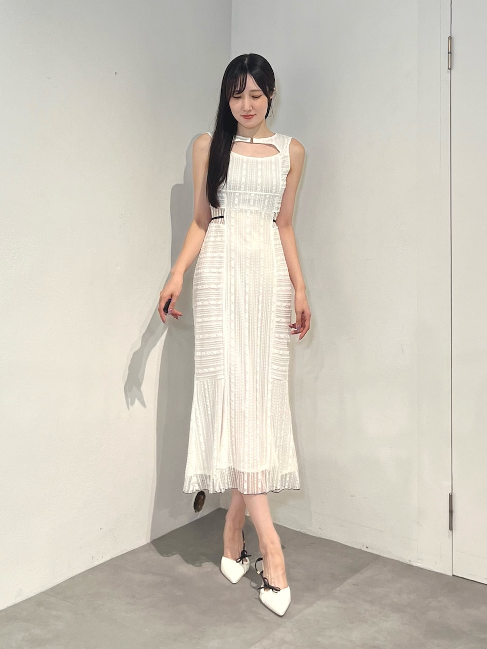 その他のワンピース、ホワイト系のサンダルを着用したレディースの夏コーディネートの2枚目の写真