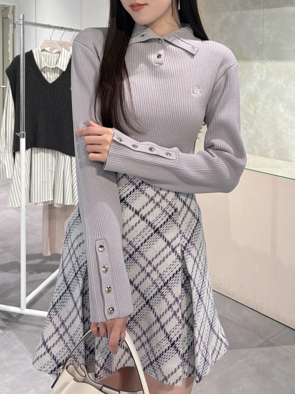 パープル系のその他パンツ、ホワイト系のショルダーバッグ、ベージュ系のブーツを着用したレディースの冬コーディネートの3枚目の写真