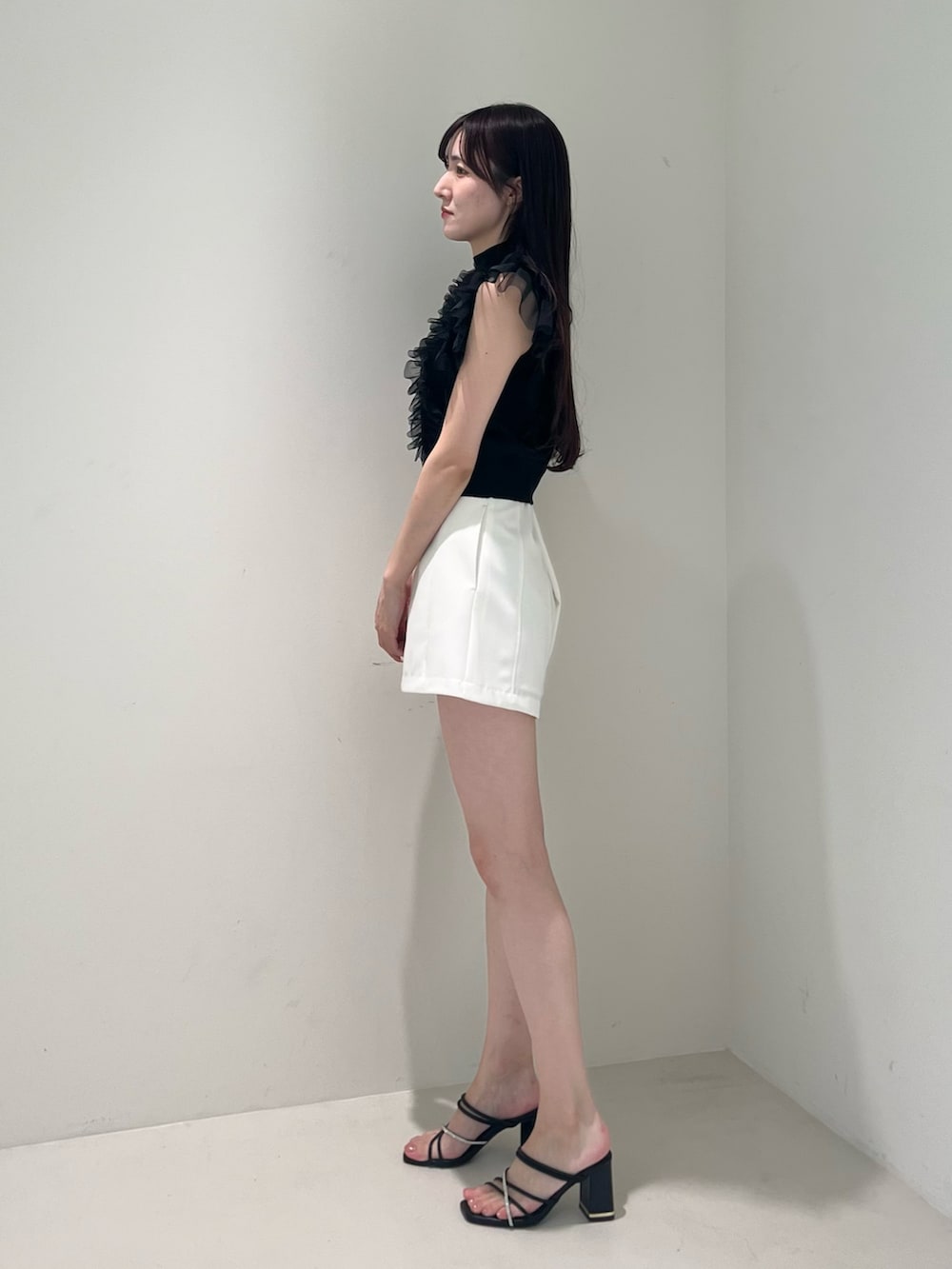 ブラック系のサンダル、ホワイト系のその他パンツ、ブラック系のニット/セーターを着用したレディースの春コーディネートの3枚目の写真