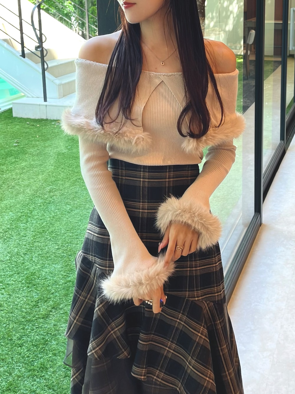 ブラウン系のブーツ、グレー系のスカート、ベージュ系のニット/セーターを着用したレディースの秋コーディネートの5枚目の写真