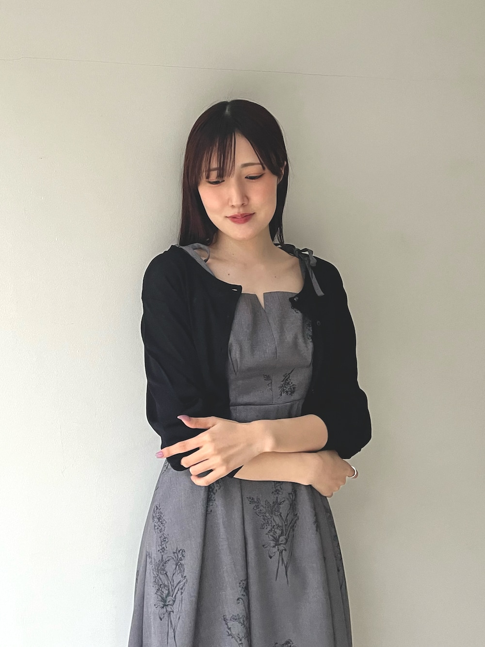 ブラック系のカーディガン/ボレロ、ブラウン系のサンダル、グレー系のワンピースを着用したレディースの春コーディネートの5枚目の写真