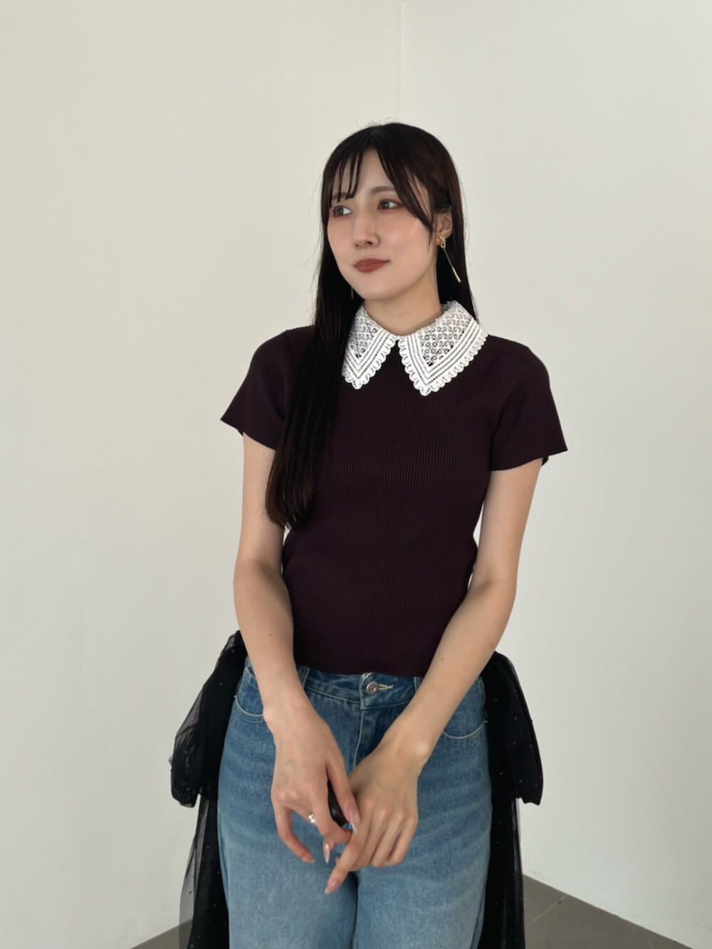 ブラウン系のニット/セーター、ブラウン系のローファー、ブルー系のデニムパンツを着用したレディースの夏コーディネートの7枚目の写真