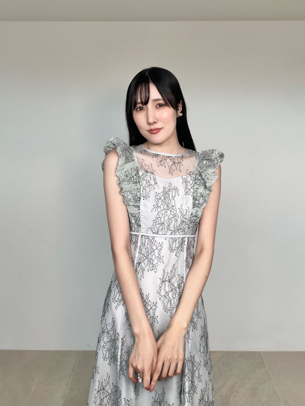 グリーン系のドレス、ブラック系のパンプスを着用したレディースの夏コーディネートの6枚目の写真