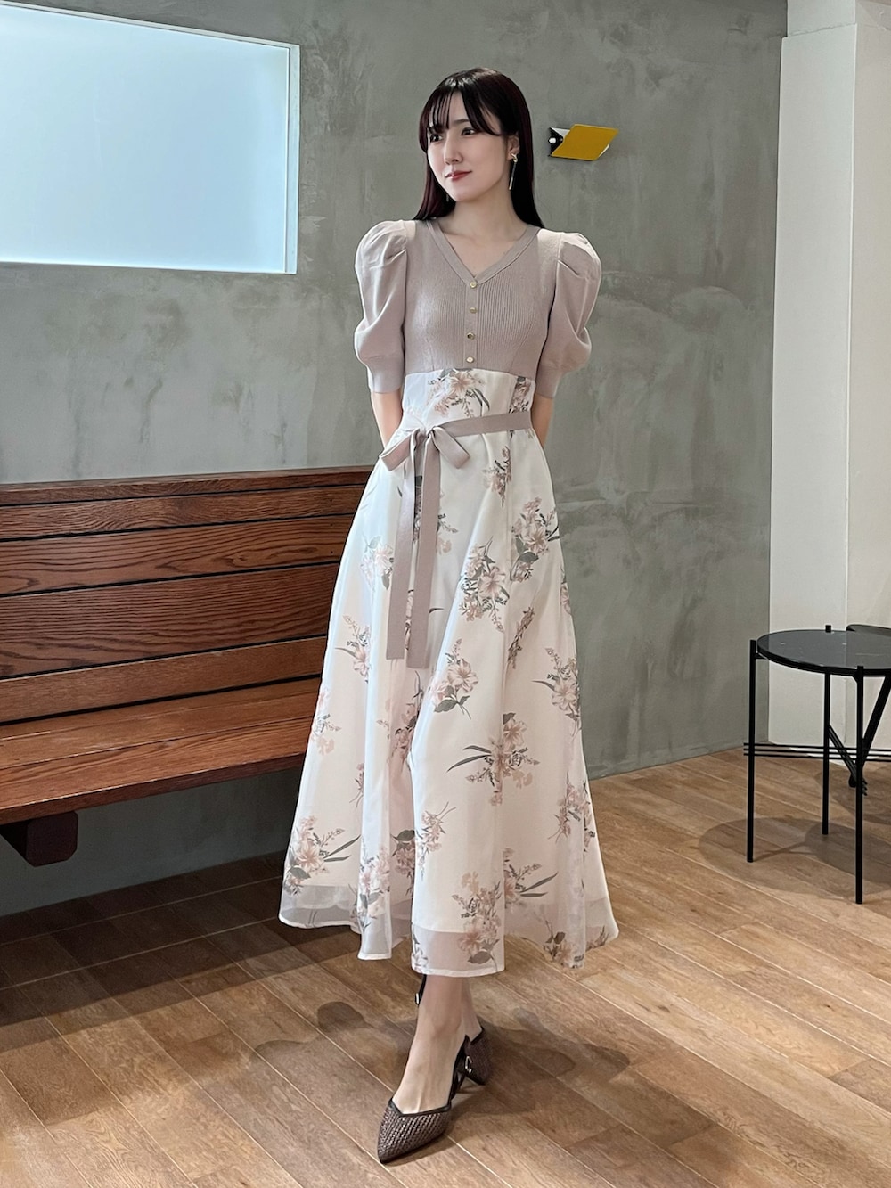 ブラウン系のパンプス、ベージュ系のワンピースを着用したレディースの春コーディネートの2枚目の写真