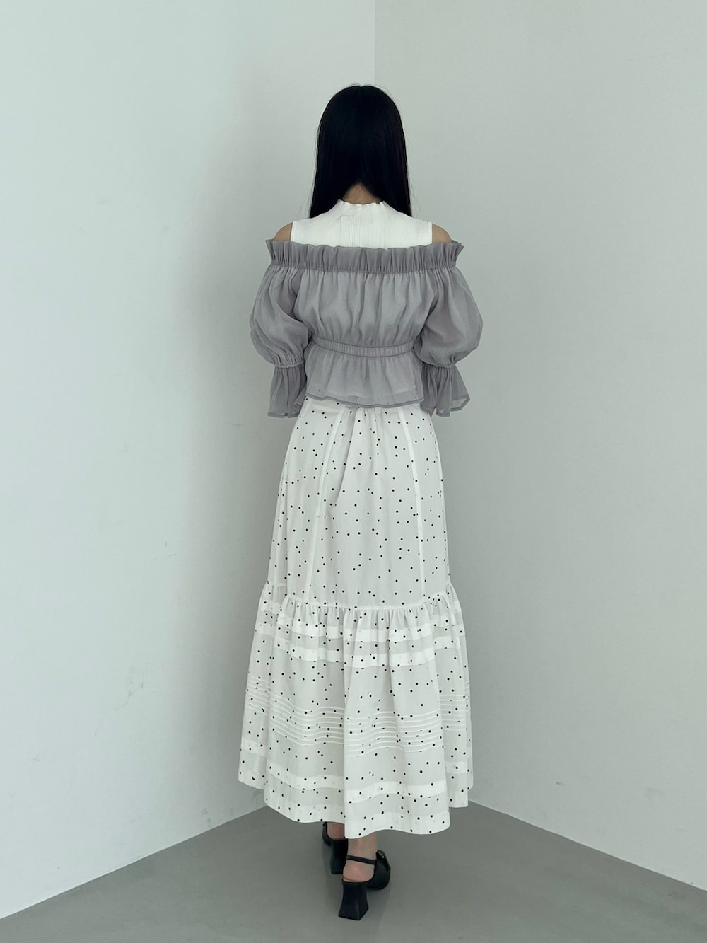 ブラウン系のパンプス、ホワイト系のスカート、パープル系のシャツ/ブラウスを着用したレディースの春コーディネートの4枚目の写真