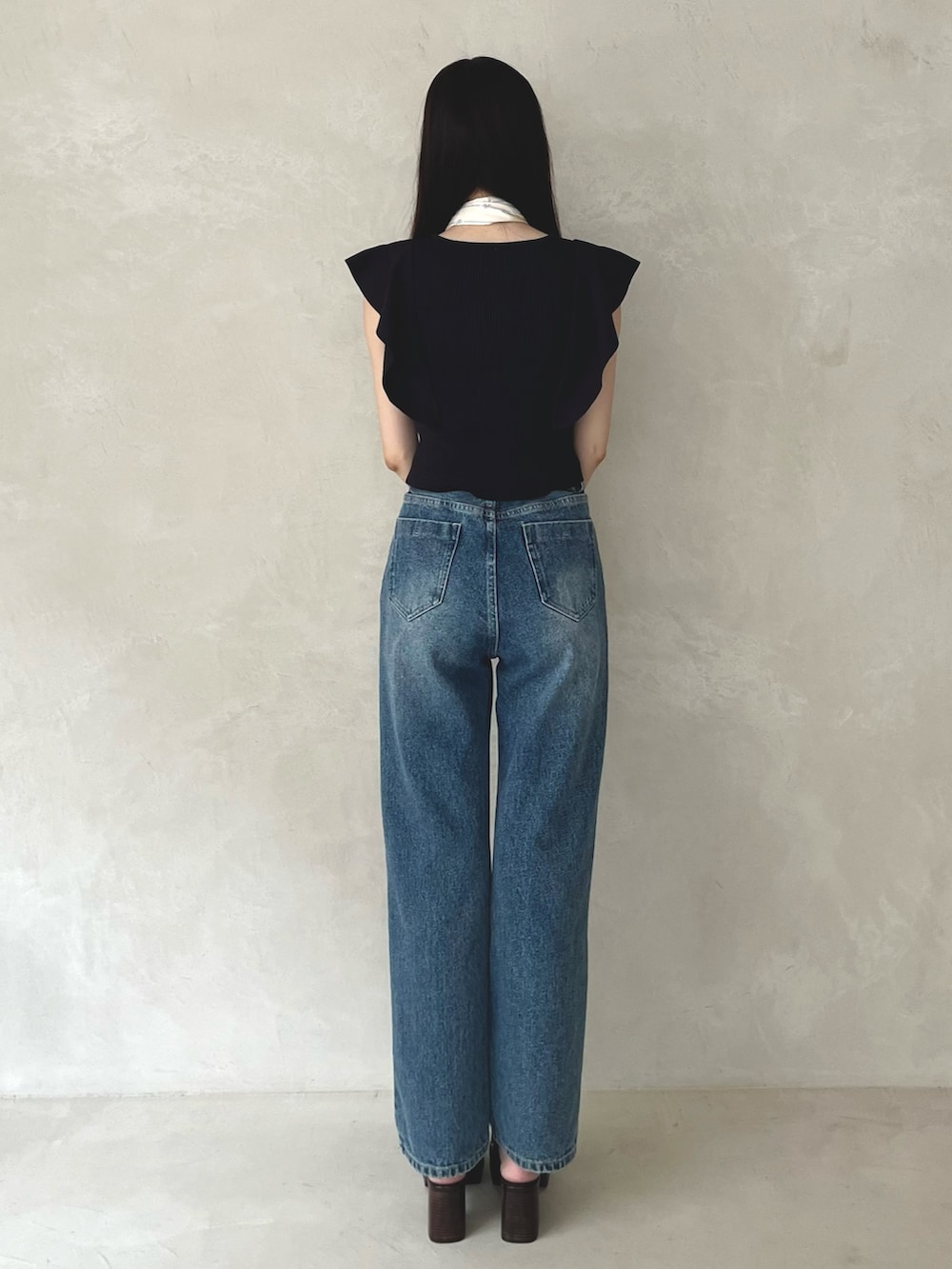 ブルー系のデニムパンツ、ブラウン系のシューズ、ブルー系のニット/セーターを着用したレディースの夏コーディネートの6枚目の写真