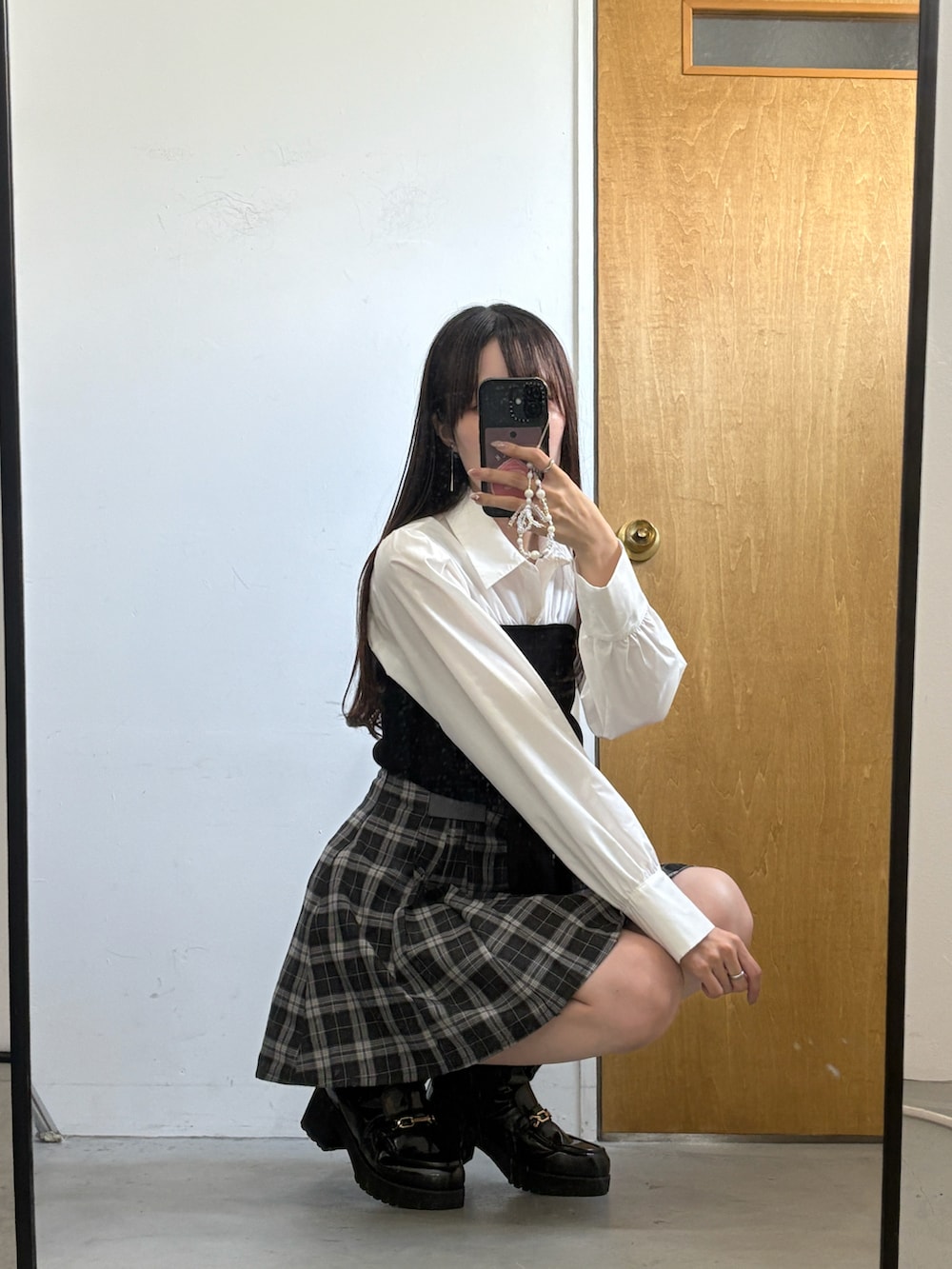 ホワイト系のシャツ/ブラウス、その他のスカート、ブラック系のブーツを着用したレディースの秋コーディネートの4枚目の写真