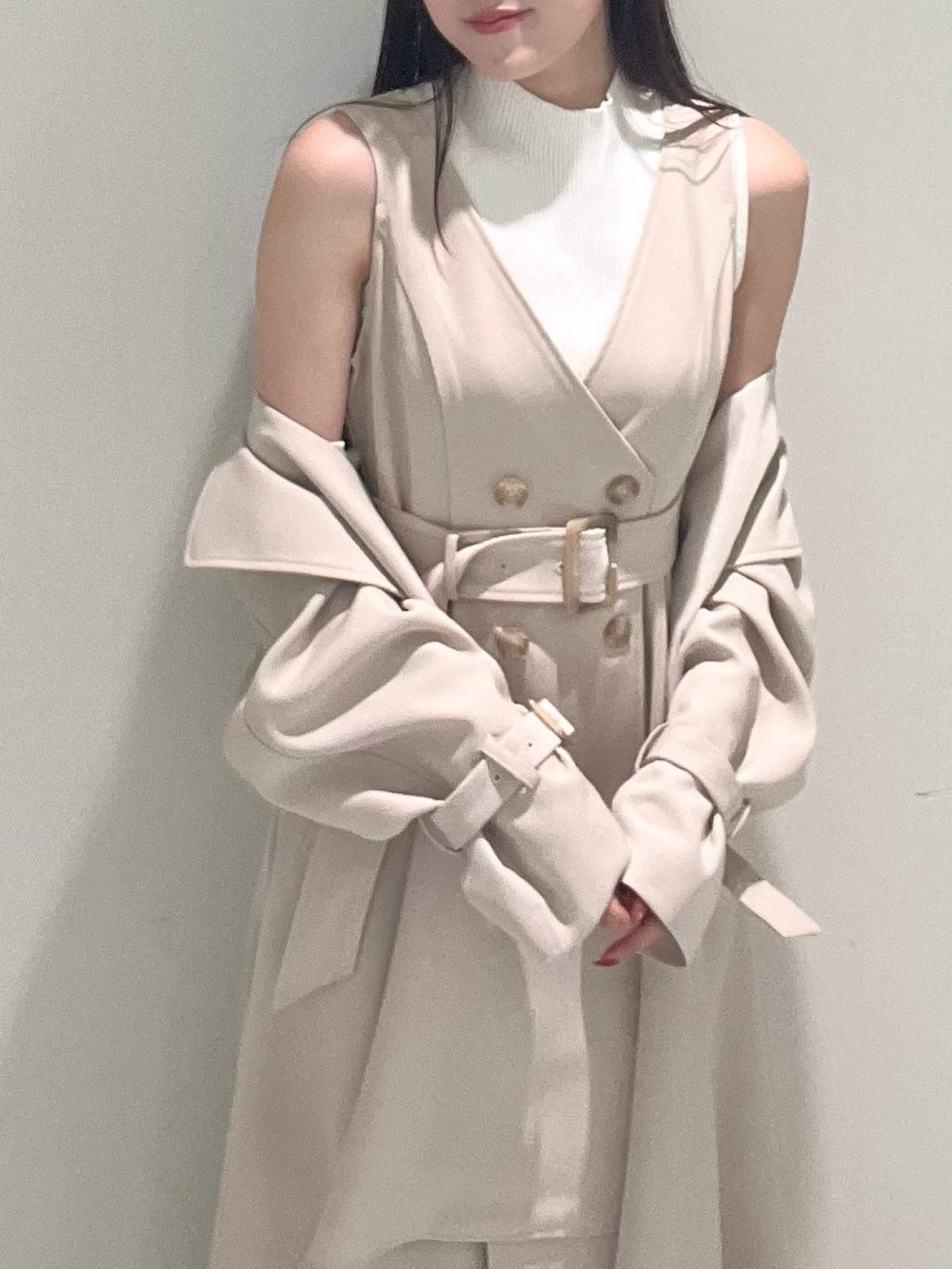 ベージュ系のワンピース、ホワイト系のブーツ、ホワイト系のニット/セーターを着用したレディースの春コーディネートの5枚目の写真