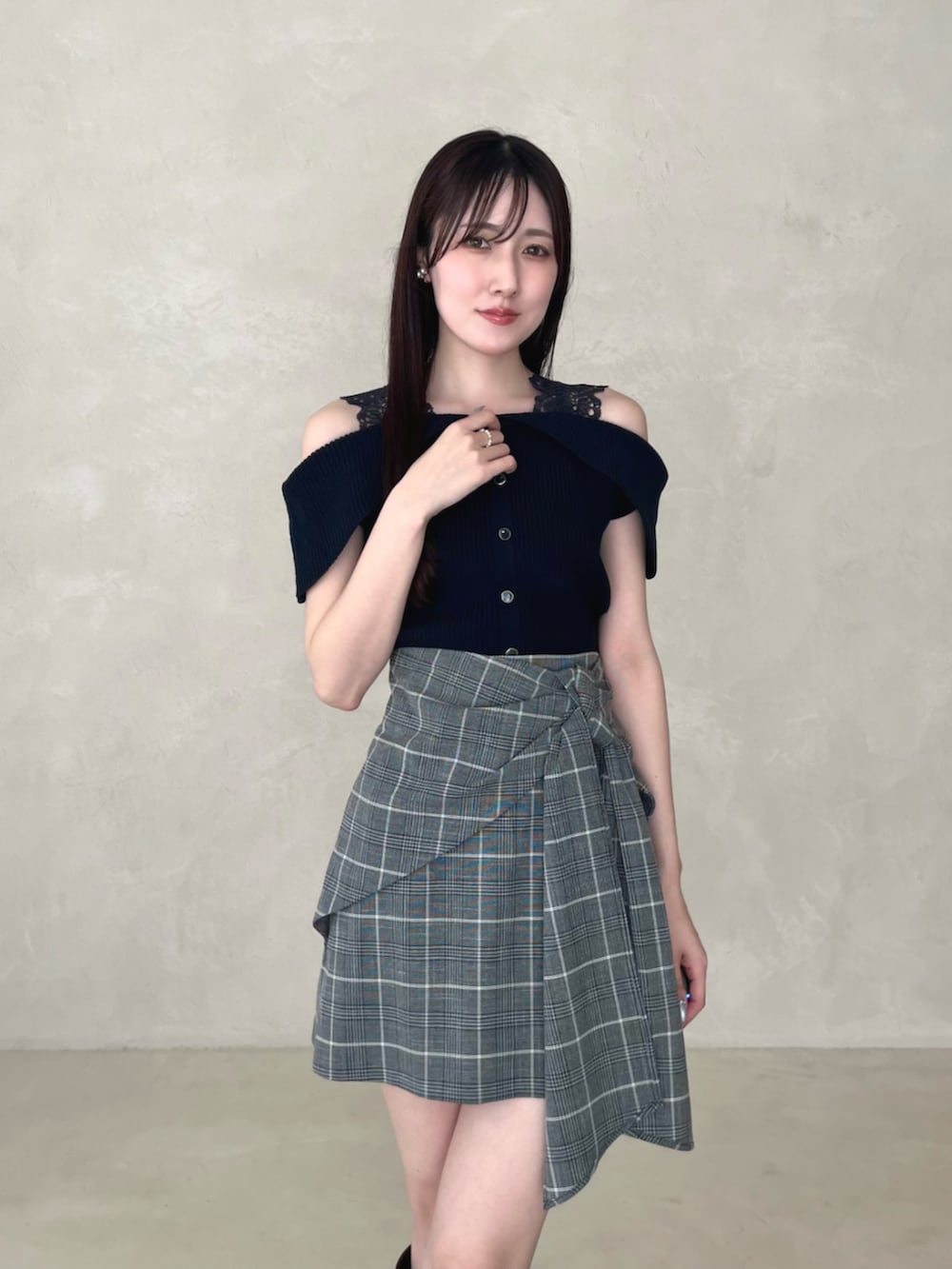 ブラック系のスカート、ブラウン系のブーツ、ブルー系のニット/セーターを着用したレディースの夏コーディネートの6枚目の写真