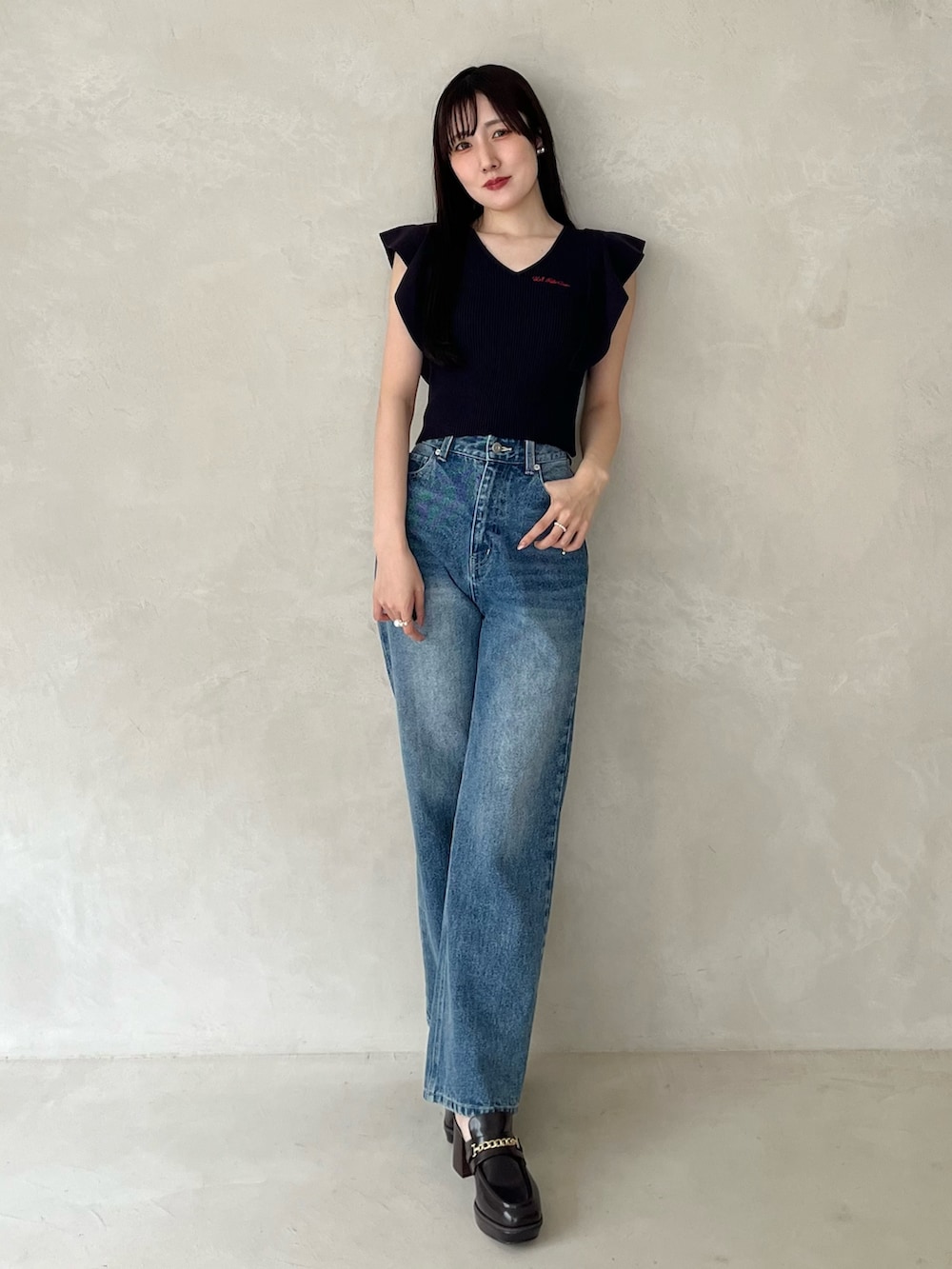 ブラウン系のシューズ、ブルー系のデニムパンツ、ブルー系のニット/セーターを着用したレディースの夏コーディネートの2枚目の写真