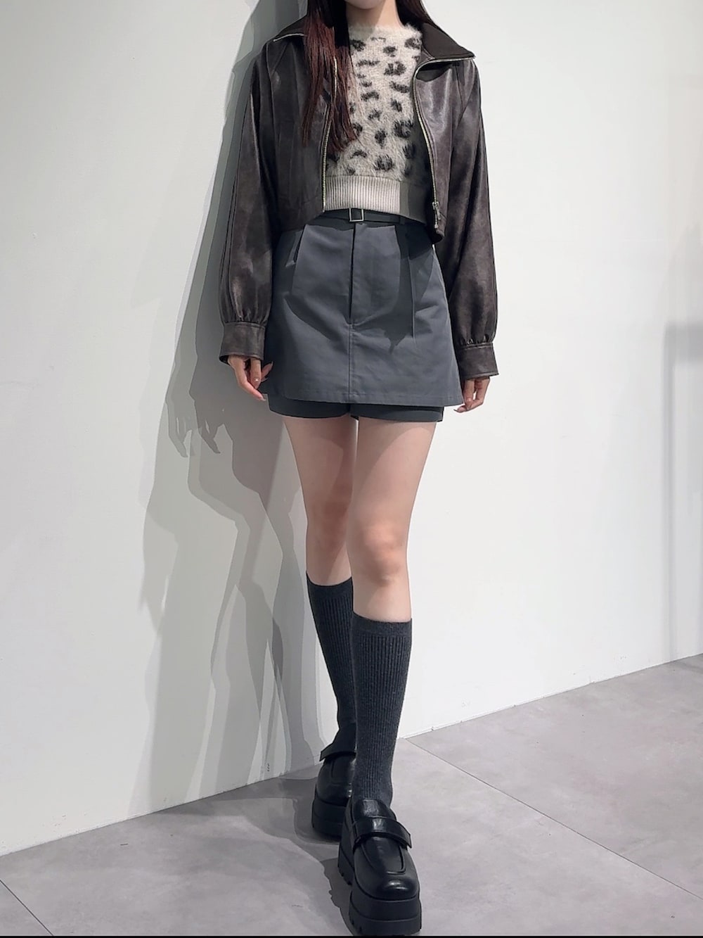 その他のニット/セーター、グレー系のスカートを着用したレディースの秋コーディネートの3枚目の写真