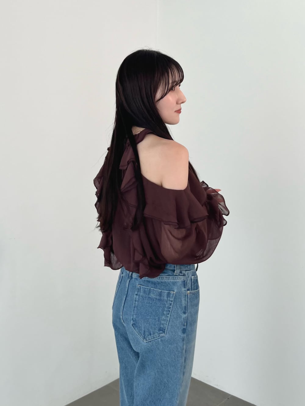 ブラウン系のローファー、ブルー系のデニムパンツ、ブラウン系のワンピースを着用したレディースの夏コーディネートの8枚目の写真