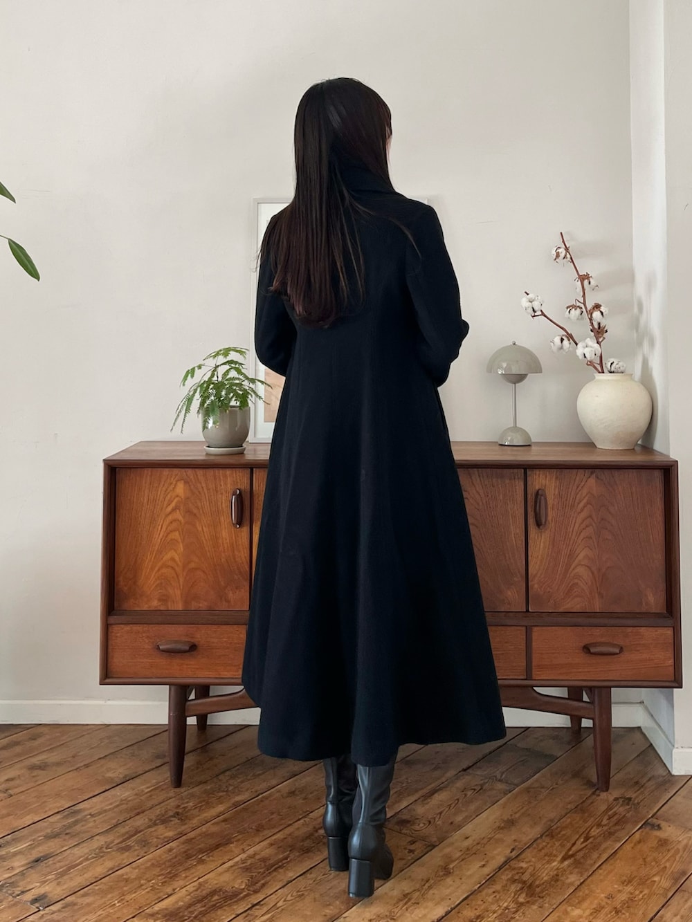 ブラウン系のブーツ、ブラック系のその他アウター、ホワイト系のシャツ/ブラウスを着用したレディースの冬コーディネートの5枚目の写真