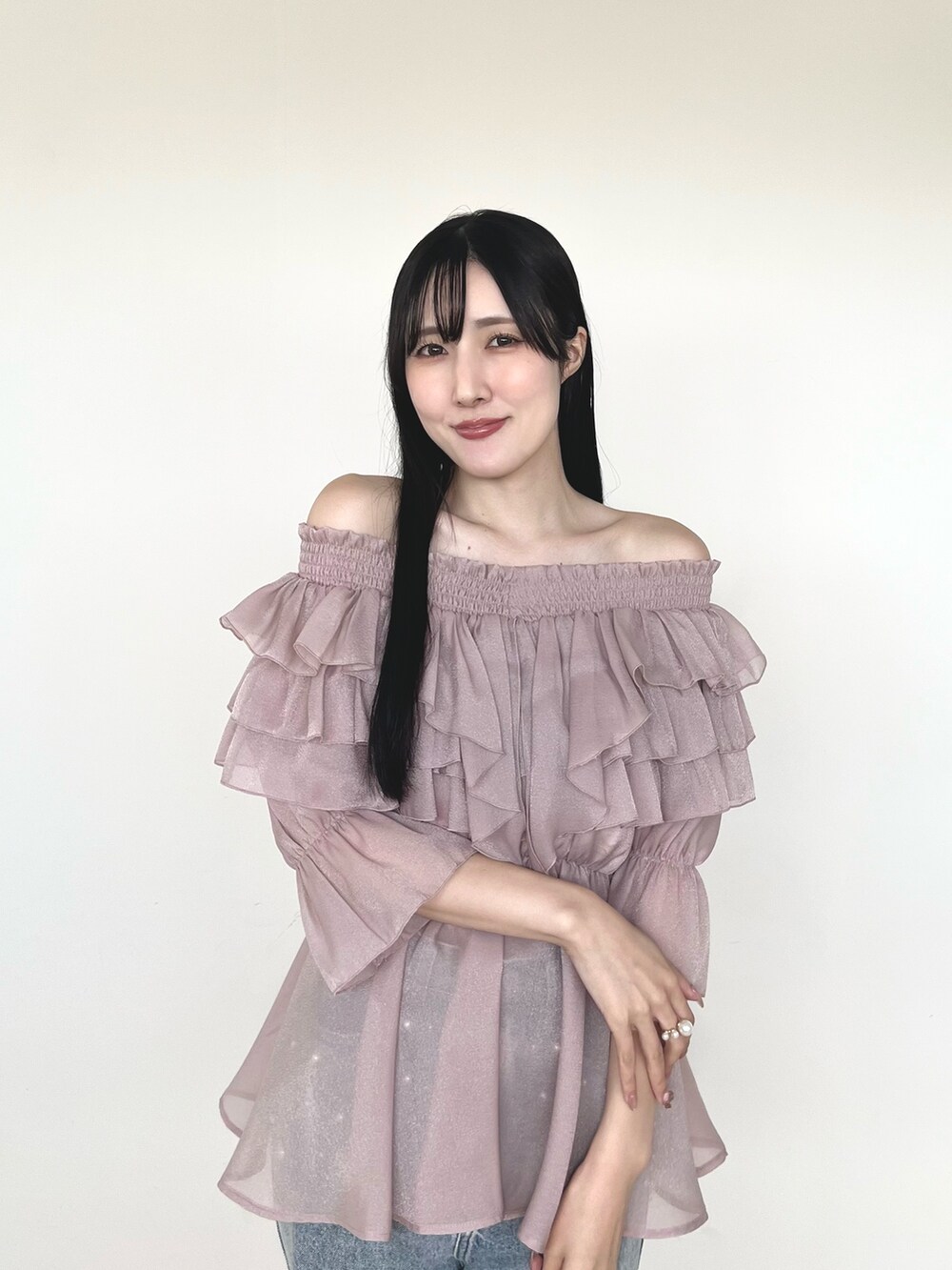 ブラック系のサンダル、ブルー系のデニムパンツ、ピンク系のシャツ/ブラウスを着用したレディースの夏コーディネートの6枚目の写真