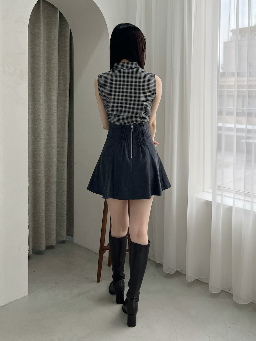 その他のシャツ/ブラウス、グレー系のスカート、ブラック系のブーツを着用したレディースの夏コーディネートの4枚目の写真