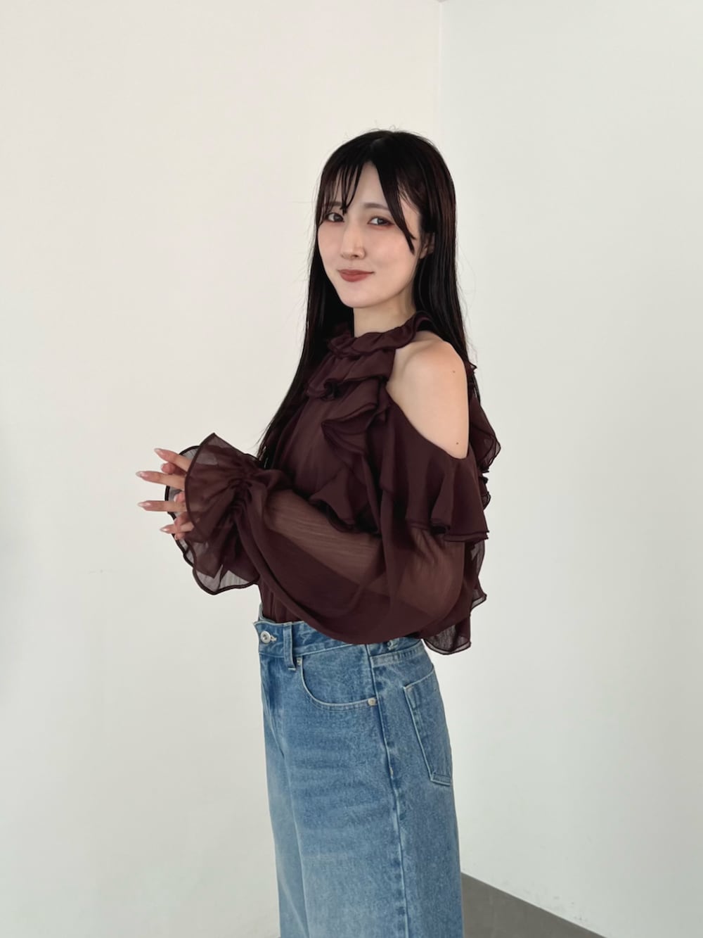 ブラウン系のローファー、ブルー系のデニムパンツ、ブラウン系のワンピースを着用したレディースの夏コーディネートの7枚目の写真