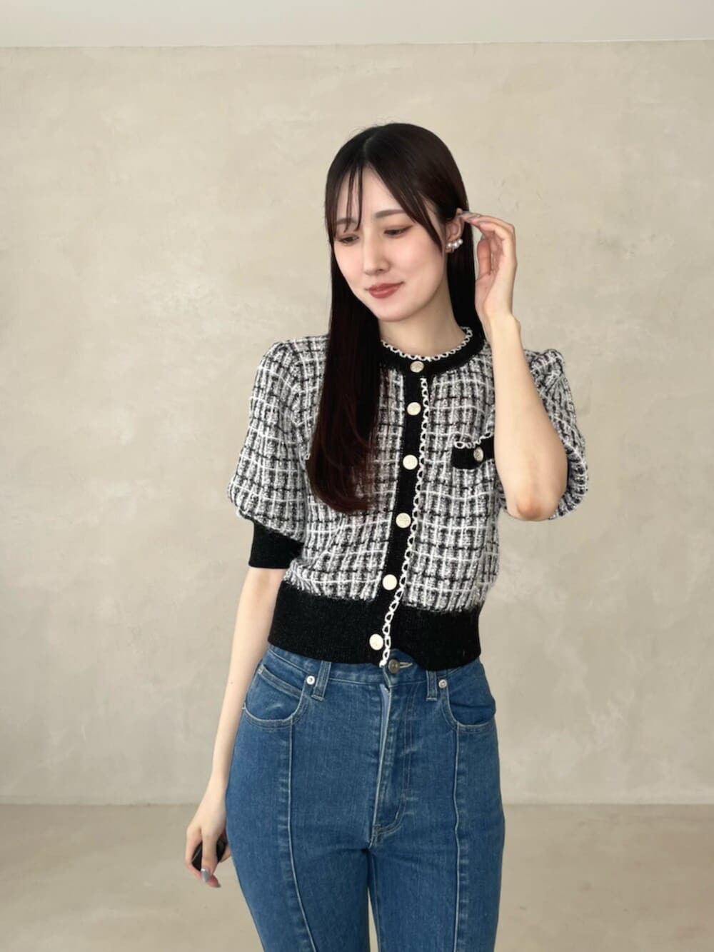 ブラック系のシューズ、ブルー系のデニムパンツ、ブラック系のカーディガン/ボレロを着用したレディースの夏コーディネートの6枚目の写真