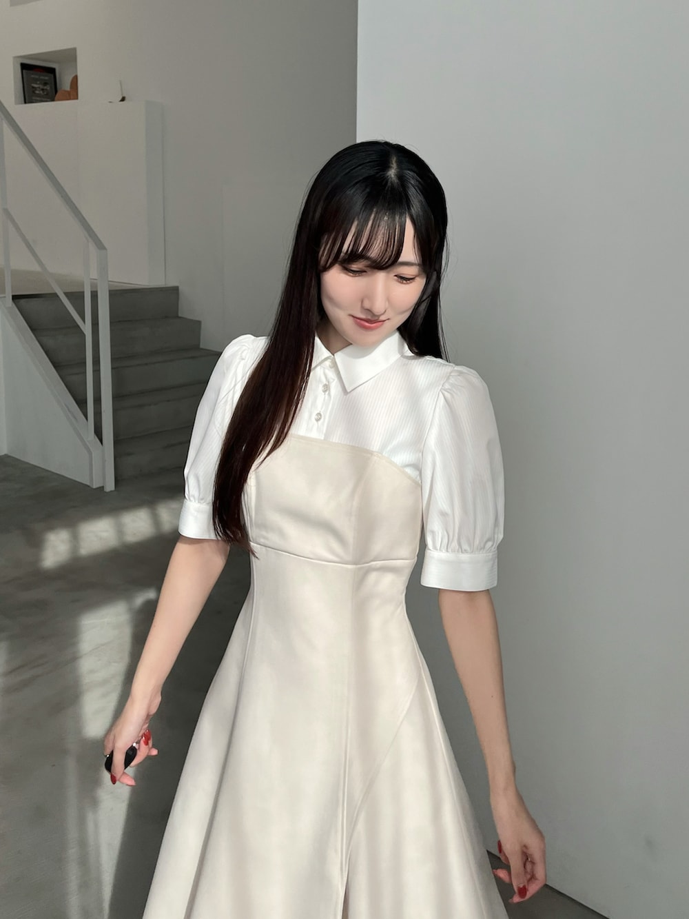 ブラウン系のパンプス、ベージュ系のワンピースを着用したレディースの春コーディネートの5枚目の写真