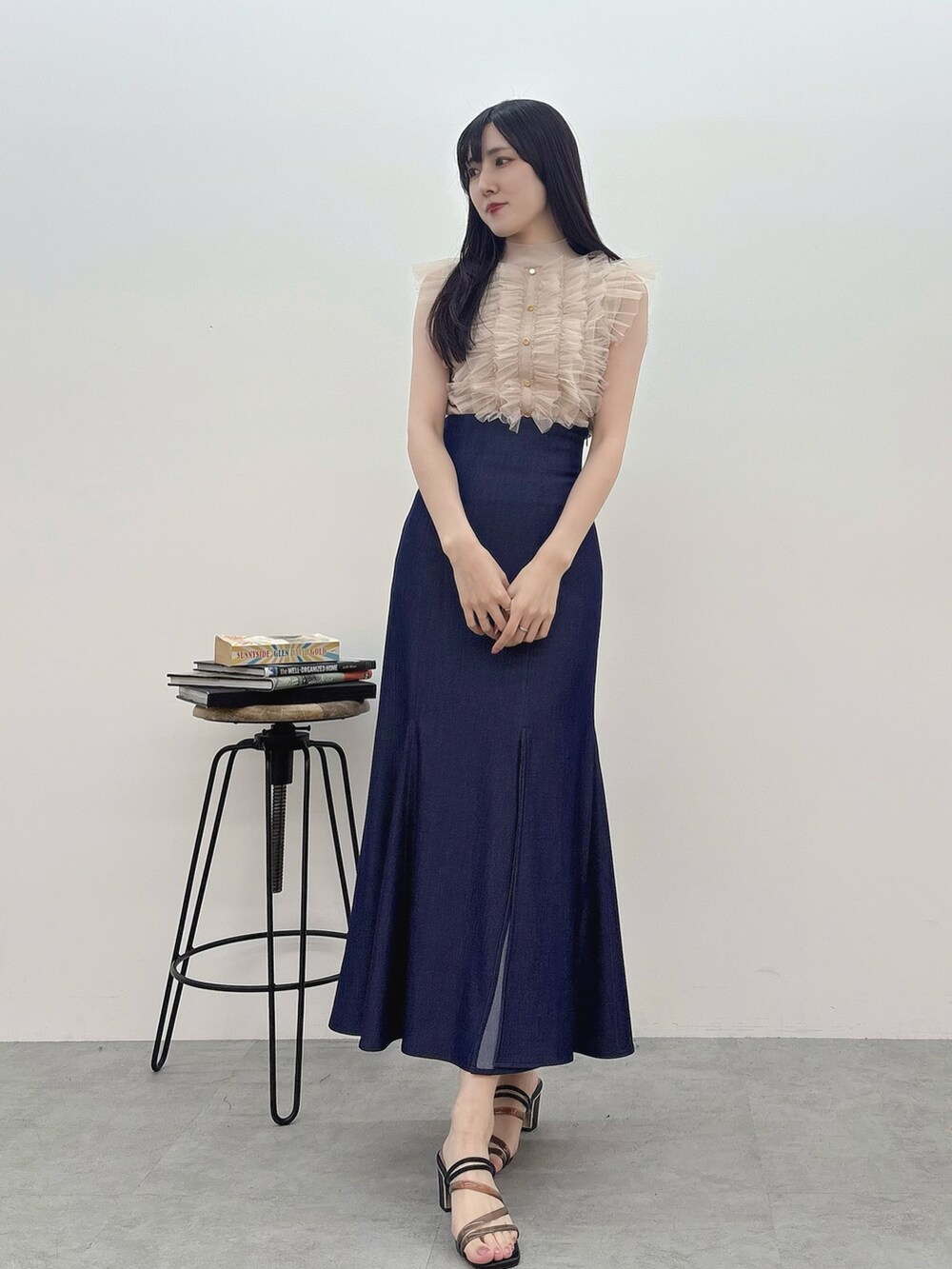 ピンク系のニット/セーター、ブルー系のスカート、ブラック系のサンダルを着用したレディースの夏コーディネートの2枚目の写真