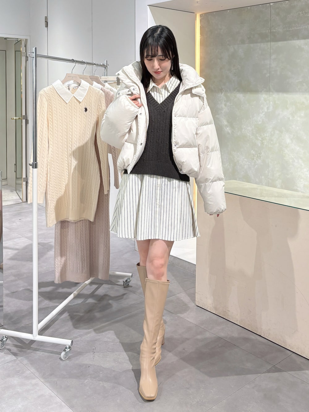 グレー系のワンピース、ベージュ系のブーツを着用したレディースの冬コーディネートの5枚目の写真